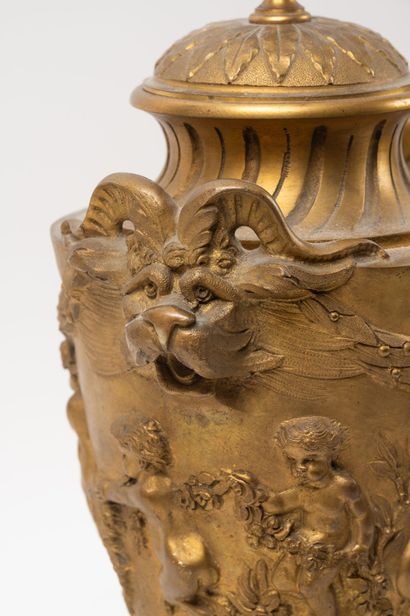 D'après CLODION
Paire de vases couverts sur...