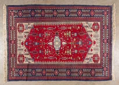 Deux tapis en laine polychrome :
- un à champ...