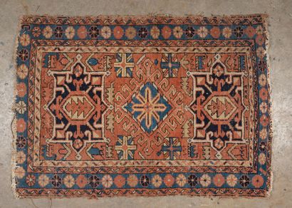 Quatre petits tapis en laine polychrome :
-...