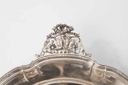 Circular silver vegetable dish (950), the...