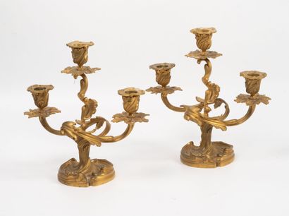 Paire de petits candélabres en bronze doré...