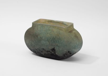 DAUM in Nancy
Vase with flattened oval body...
