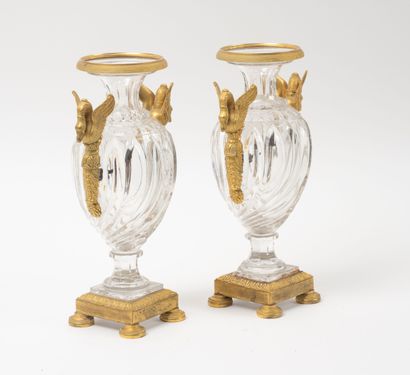 Paire de vases en verre incolore moulé, à...