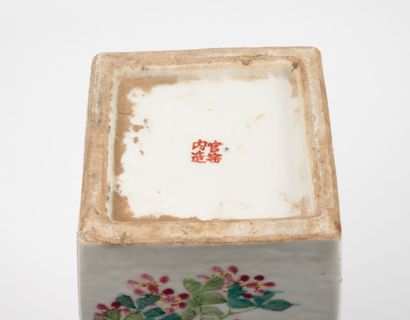 CHINA, 19th - 20th centuries
Square polychrome...