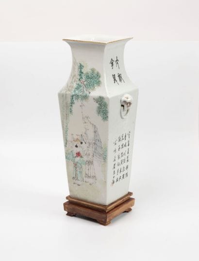 CHINA, 19th - 20th centuries
Square polychrome...