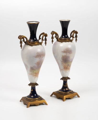Pair of baluster-shaped vases in Paris porcelain...