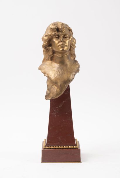 Buste de femme en bronze doré. 
Socle en...