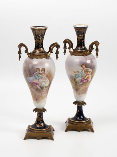 Pair of baluster-shaped vases in Paris porcelain...