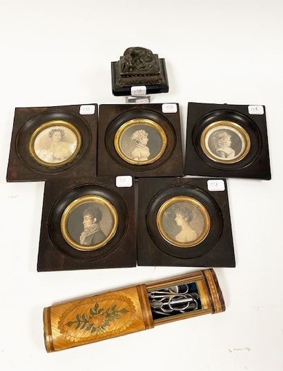 Lot including :
- A straw marquetry sewing...