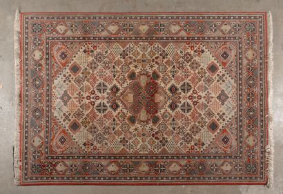 Deux tapis en laine polychrome :
- un à champ...