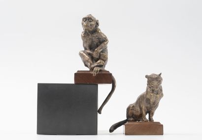 Singe et chat assis.
Deux épreuves en bronze...