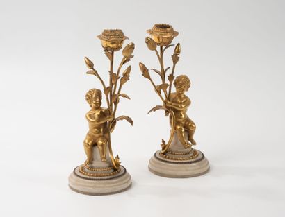 Paire de petits flambeaux en bronze et laiton...