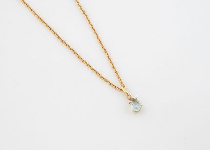 Yellow gold (750) forçat chain holding a...