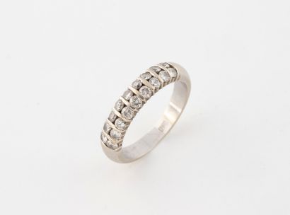 Wedding band in white gold (750) set with...