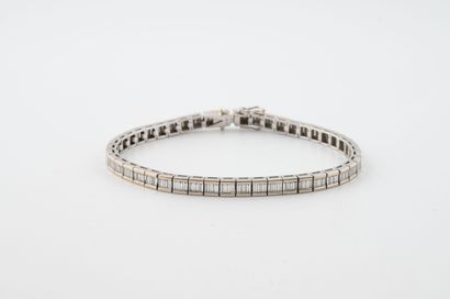 Line bracelet in white gold (750) set with...