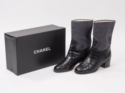 CHANEL
Pair of crocodile leather and blue...