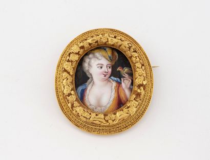 Yellow gold (750) oval medallion brooch centered...