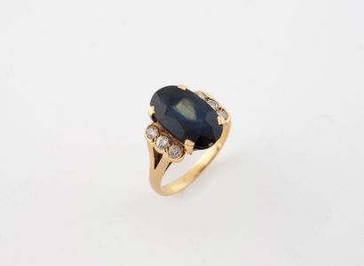 Yellow gold (750) ring set with a claw-set...
