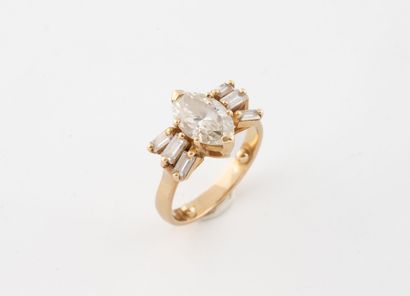 Yellow gold (750) ring centered on a claw-set...