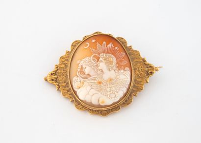 Important brooch in yellow gold (750) centered...
