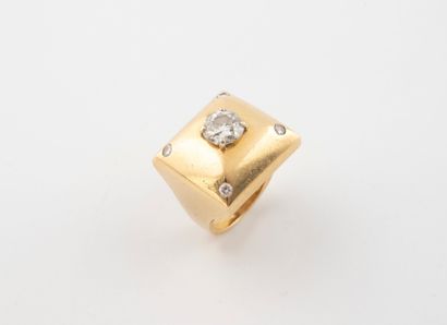 Important yellow gold (750) ring with rectangular...