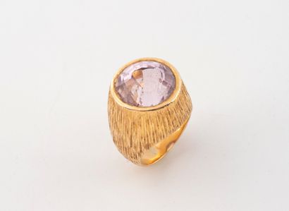 Ring in yellow gold (750), the textured setting...