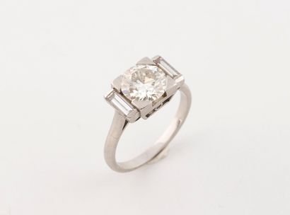 Beautiful platinum ring (850) centered on...