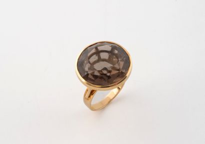 Yellow gold (750) ring set with a round faceted...