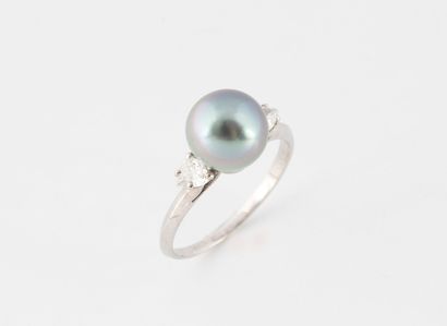 White gold (750) ring set with a Tahitian...