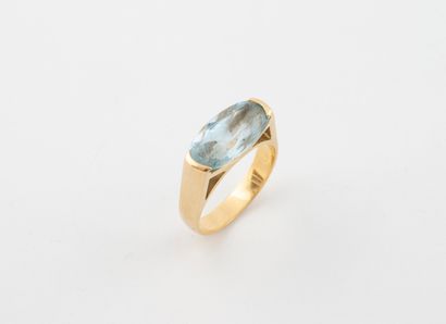 Yellow gold (750) ring set with a claw-set...