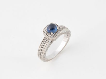White gold (585) ring centered on a claw-set...