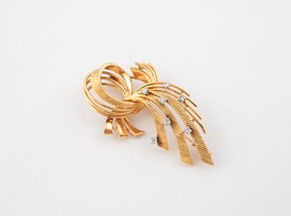 Brooch in yellow gold (750) and platinum...