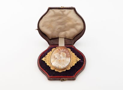 Important brooch in yellow gold (750) centered...