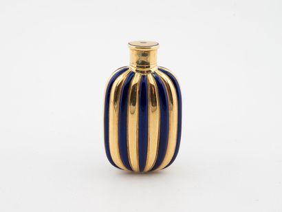 Attractive perfume bottle in yellow gold...