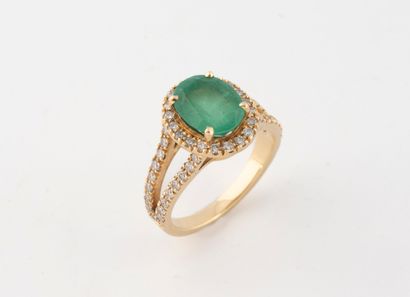 Yellow gold (750) ring centered on an oval...