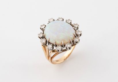 Yellow gold (585) ring set with a claw-set...