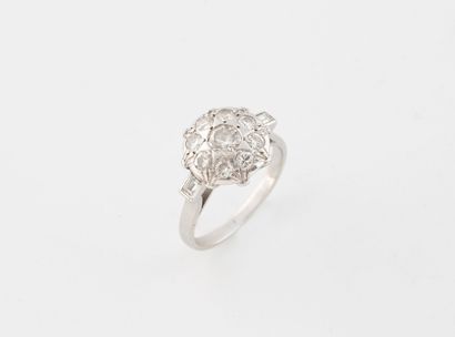 Ring in platinum (850), the round bezel paved...