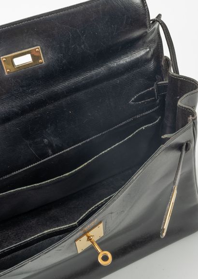 HERMES
32 cm Kelly bag in black box calfskin.
Black...