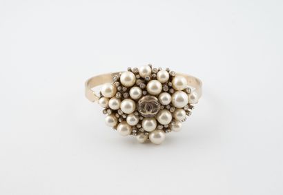 CHANEL 
Gold-plated bangle bracelet centered...