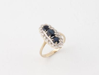 Oval-shaped white gold (750) ring centered...