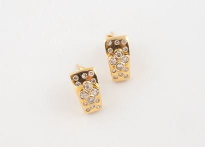 Pair of earrings in yellow gold (750) featuring...