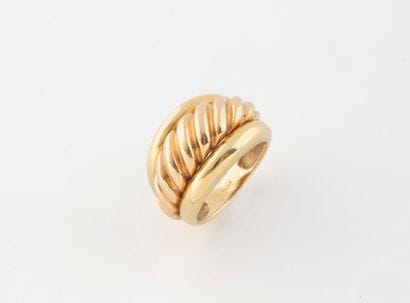 Yellow gold (750) band ring centered on a...