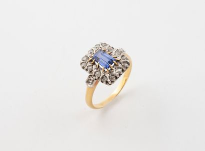 Yellow and white gold (750) daisy ring centered...