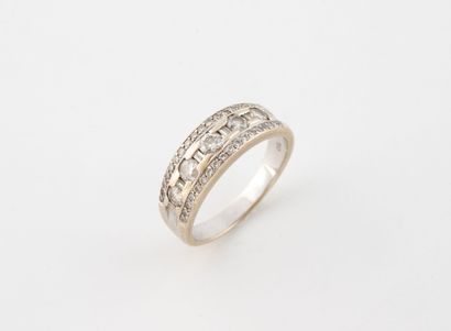 Band ring in white gold (750) set with brilliant-cut...