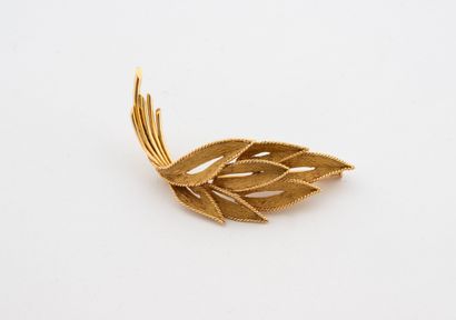 Yellow gold (750) brooch forming a bouquet...
