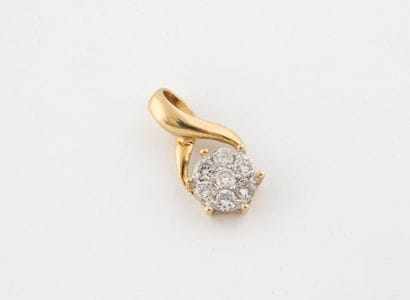 Small pendant in yellow gold (750) paved...