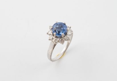 White gold (750) flower ring centered on...