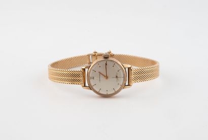 Ladies' wristwatch, round case in gilt metal.
Mother-of-pearl...