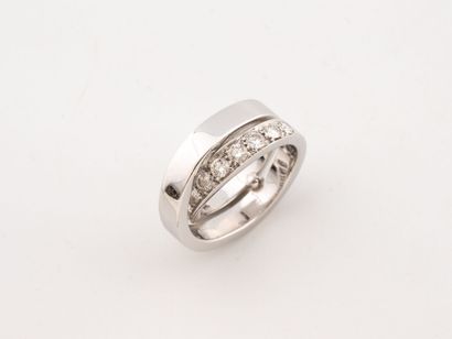 Ring in white gold (750) forming two intertwined...
