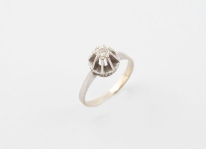 Solitaire ring in white gold (750) set with...